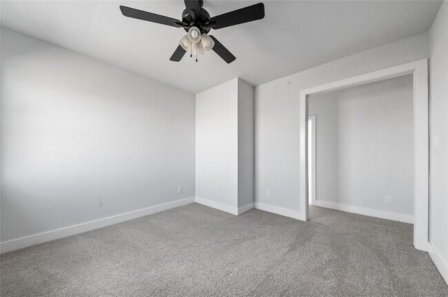 Building Photo - 3511 Palm Crest Dr