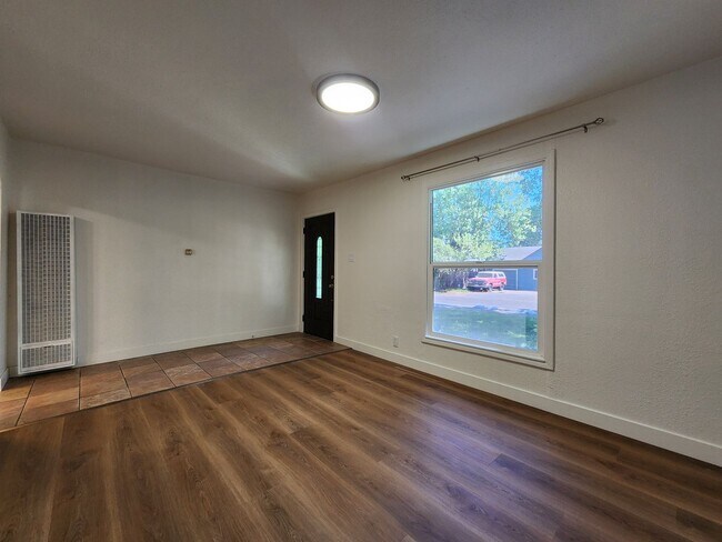 Building Photo - 3 Bedroom Home in NW Santa Rosa