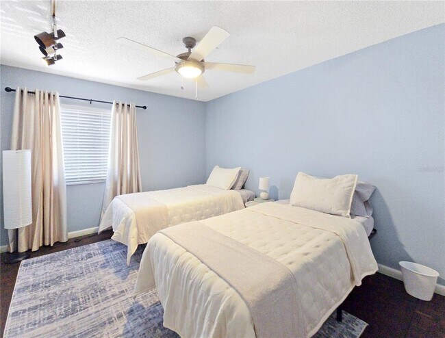 Building Photo - 553 Fairways Cir