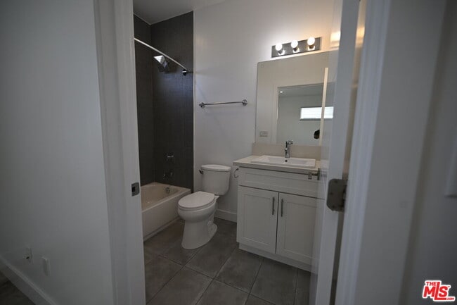 Building Photo - 642 N Manhattan Pl