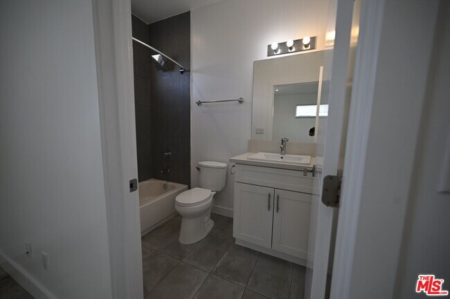 Building Photo - 644 N Manhattan Pl