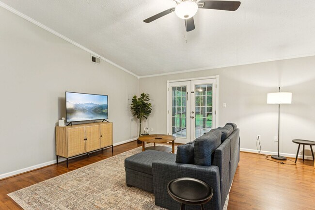 Building Photo - 501 Ashwood Dr