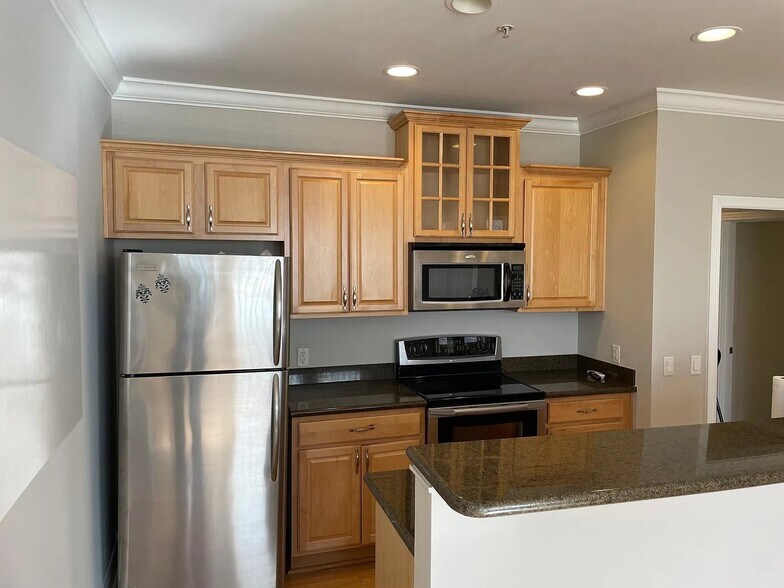 Building Photo - 214 Stetson St