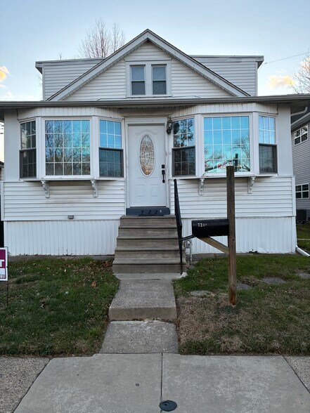 Building Photo - 722 Woodlawn Ave