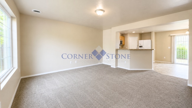 Building Photo - Large 4 Bedroom Home with Bonus Room!