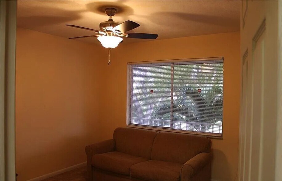 Building Photo - 203 SE 15th Pl