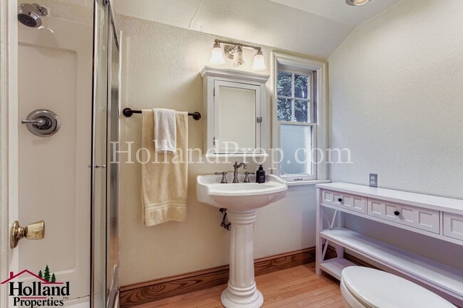 Building Photo - Spacious 3-Bedroom Hillsboro Home with Spa...