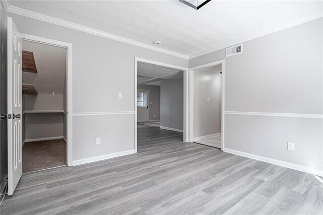 Building Photo - 5004 Meadow Ln