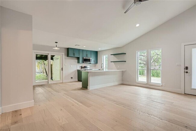 Building Photo - 6204 Shadow Valley Dr