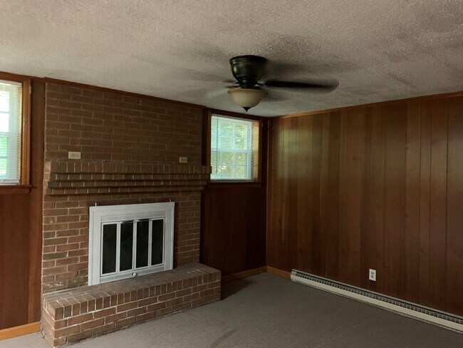 Building Photo - Split Foyer Home in Rustburg