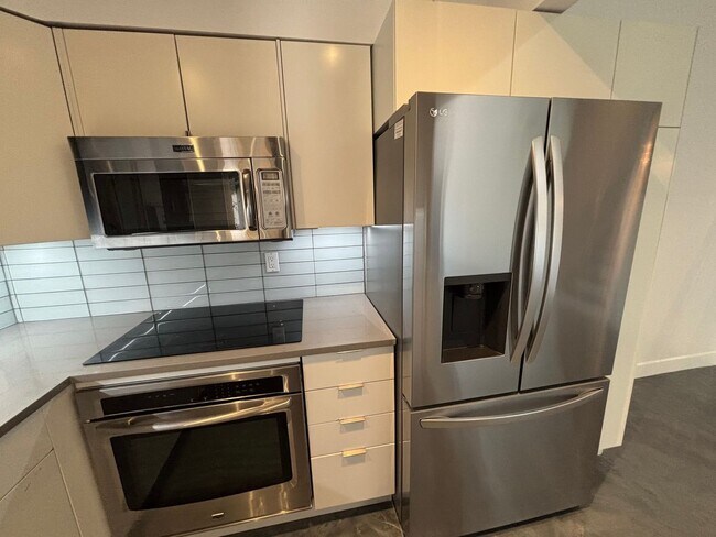 Building Photo - Clean 2 bedroom condo located near downtown Fullerton
