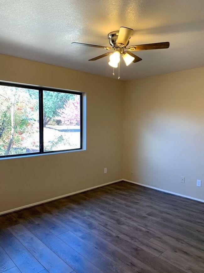 Building Photo - 375 Fairway Oaks Dr