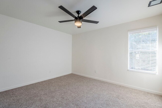 Building Photo - First floor fully updated unit!