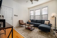 Building Photo - 910N N Damen Ave