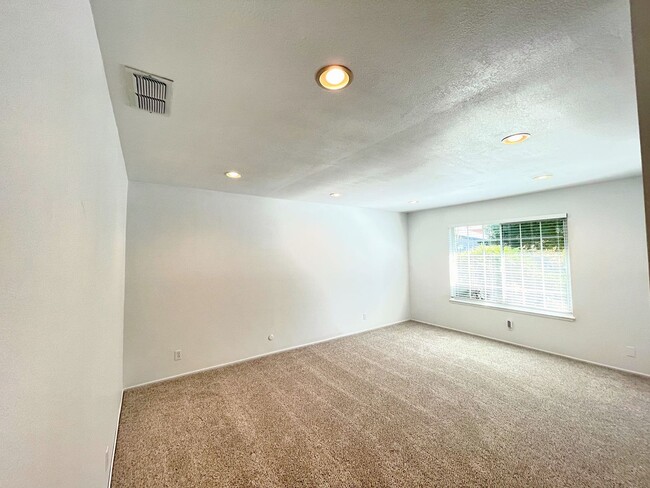 Building Photo - Recently Refreshed 4 bedroom, 2 bath Natom...