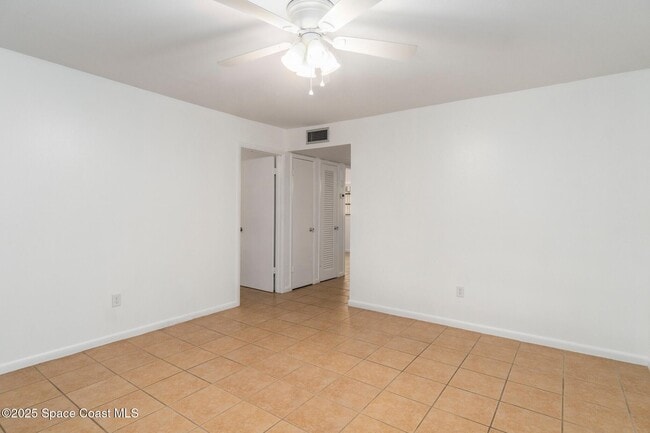 Building Photo - 212 E Towne Pl