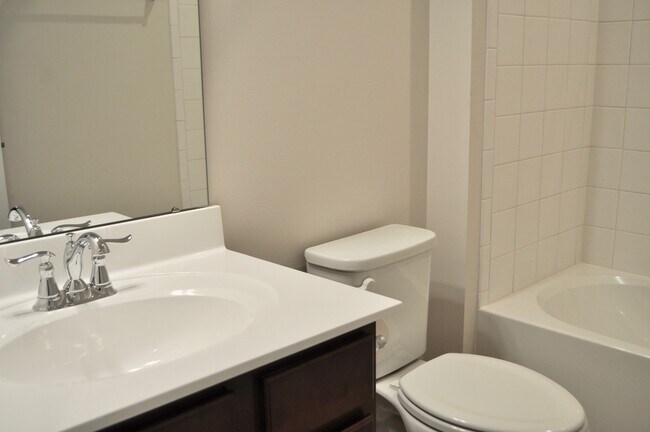 Building Photo - Beaver Creek Commons 3 Bed | 3.5 Bath Town...