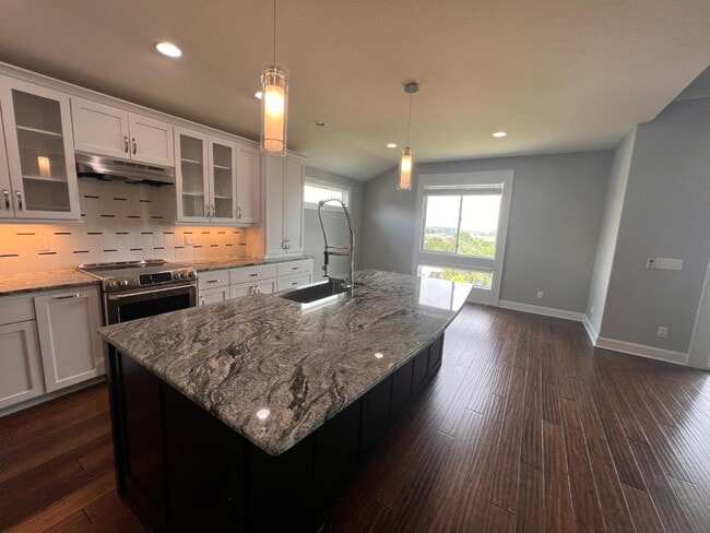 Building Photo - 627 N Daylily Dr