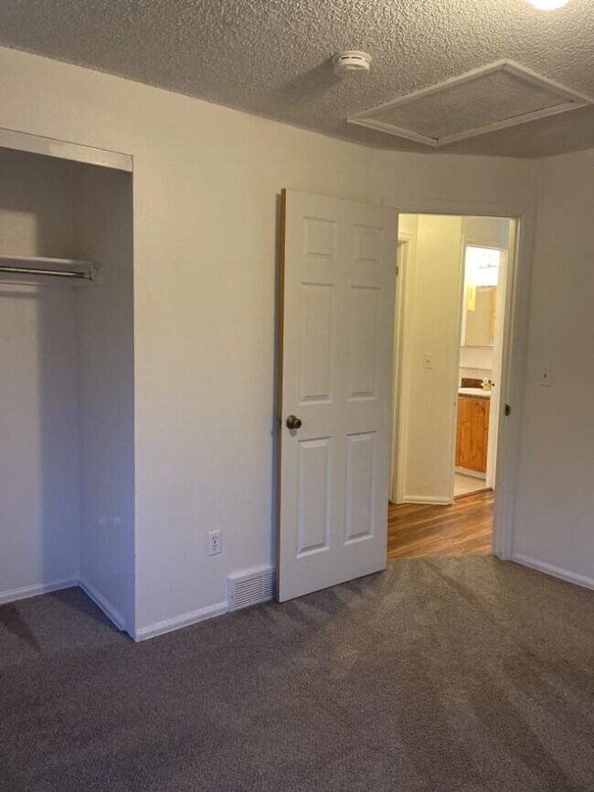 Building Photo - Start a Lease by 4/17 and get $250 off 1st Month!