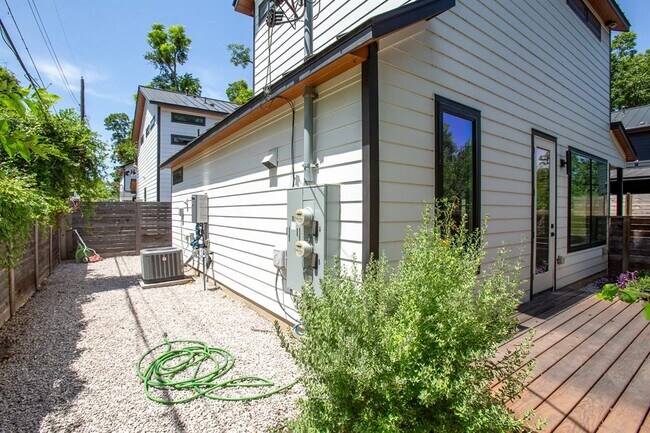 Building Photo - 913 Mansell Ave