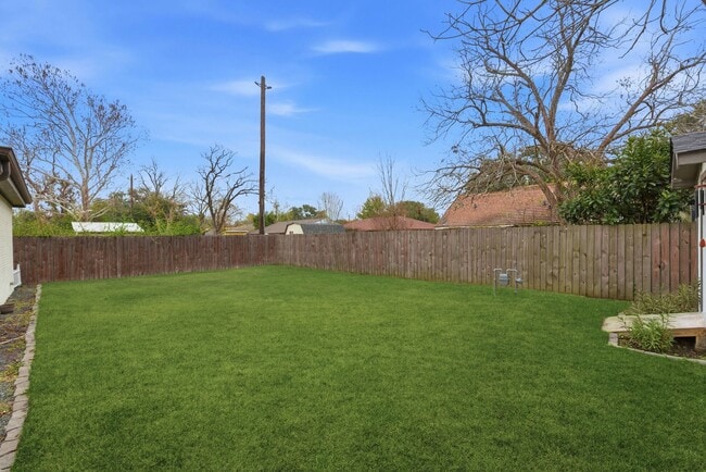 Building Photo - 5807 Ettrick Dr