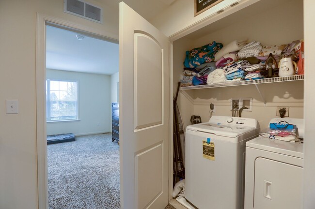 Building Photo - 4 bedroom townhome