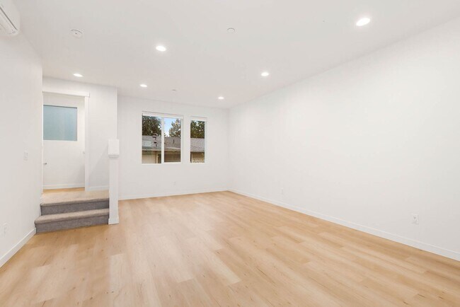 Building Photo - 18514 Meridian Ave N