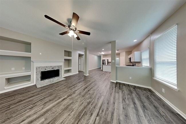 Building Photo - 9911 Goldenglade Dr