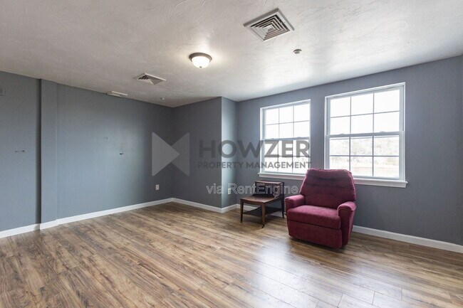 Building Photo - 361 Main St