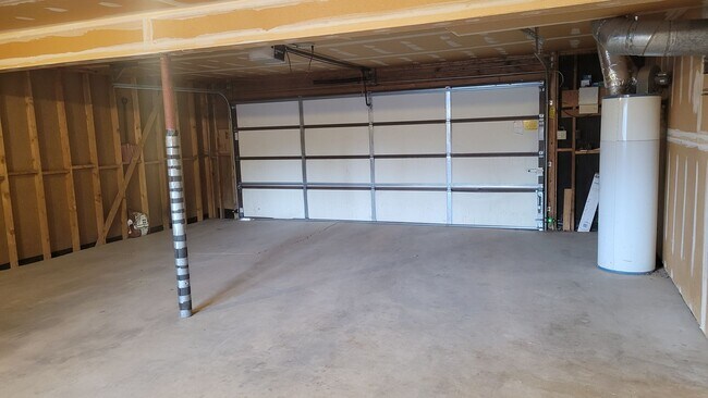 Building Photo - 4 Bed 2.5 Bath with A/C - Available Now!