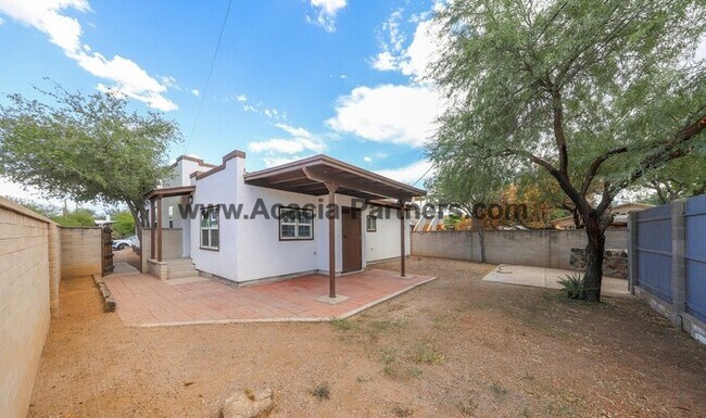 Building Photo - Historic Four Bedroom HOme