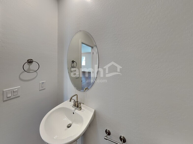 Building Photo - 4308 S 105th Dr