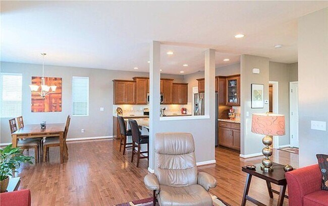 Building Photo - Exquisitely Beautiful Home with 3 bed and 2.5 Bath