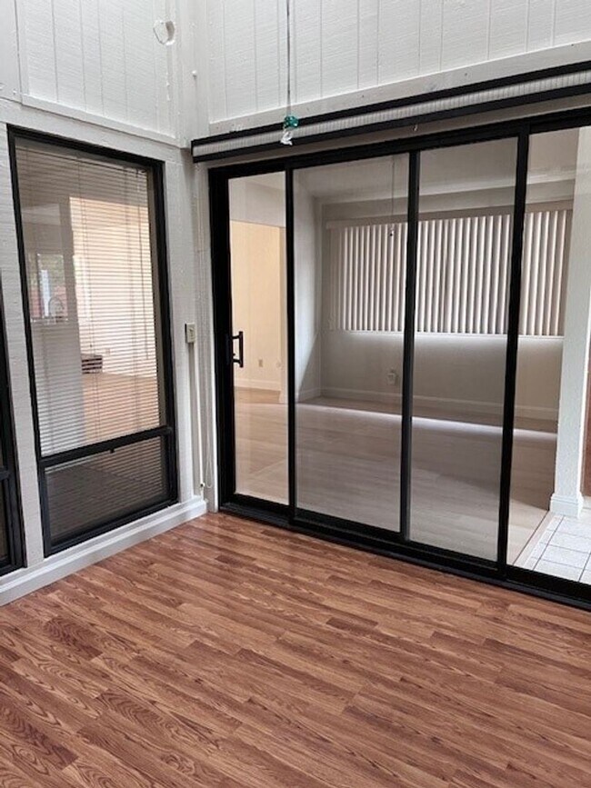 Building Photo - Spacious Greenhaven duplex with fresh paint, new laminate floors and vaulted ceilings.