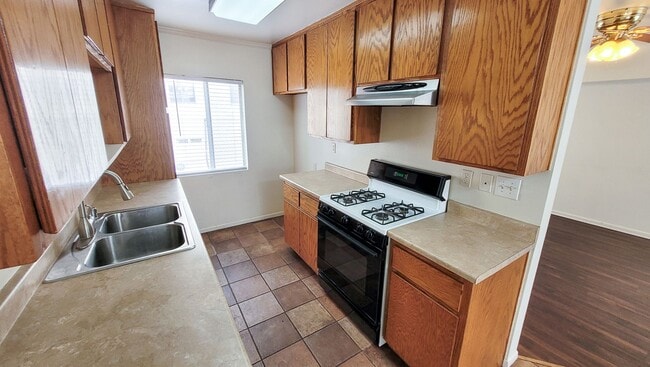 Building Photo - Downstairs 2 Bed 1 Bath with Carport and O...