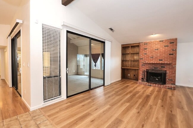 Building Photo - Beautiful corner halfplex available now for rent!