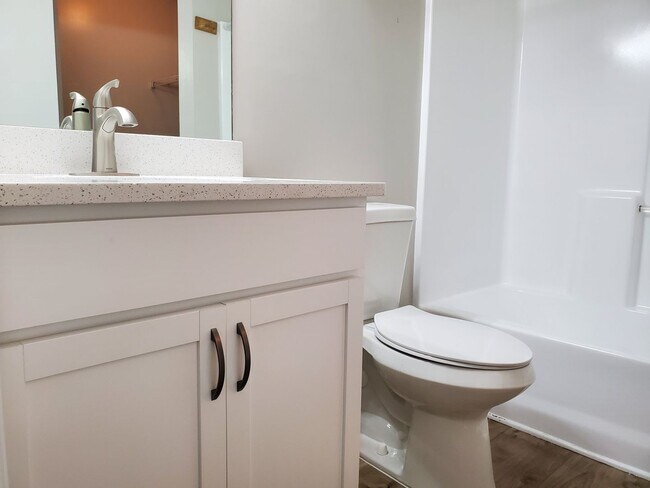 Building Photo - 3 bedroom, 2 bath off of White Bluff!