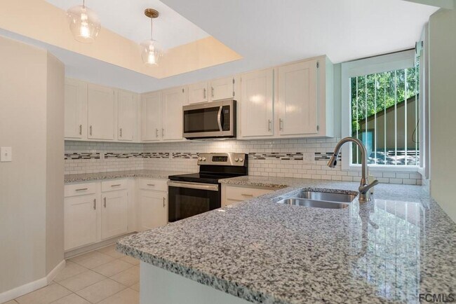 Building Photo - Stunning townhome on Palm Harbor Golf Course!