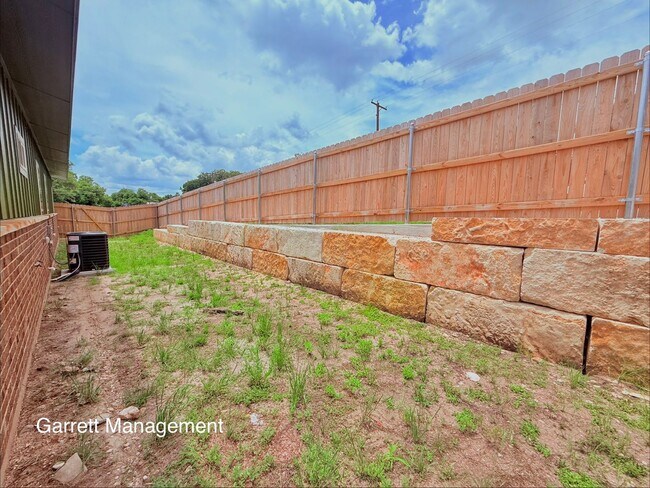 Building Photo - 207 N Ridge