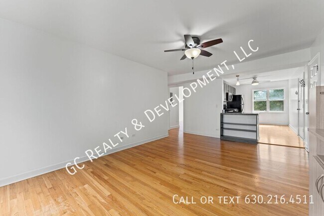 Building Photo - 6429 N Damen Ave