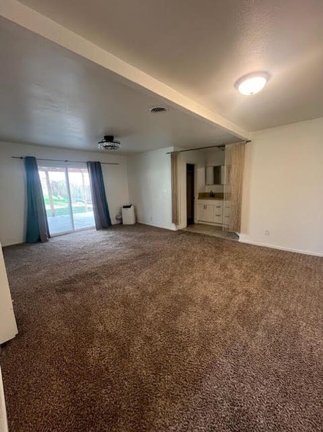 Building Photo - Pet Friendly 4 Bedroom Home