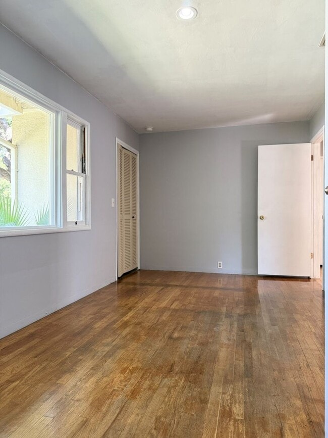 Building Photo - Spacious 2/2 home near shopping
