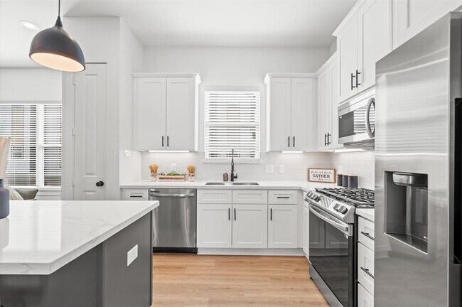 Building Photo - 5207 Pine Tree Dr