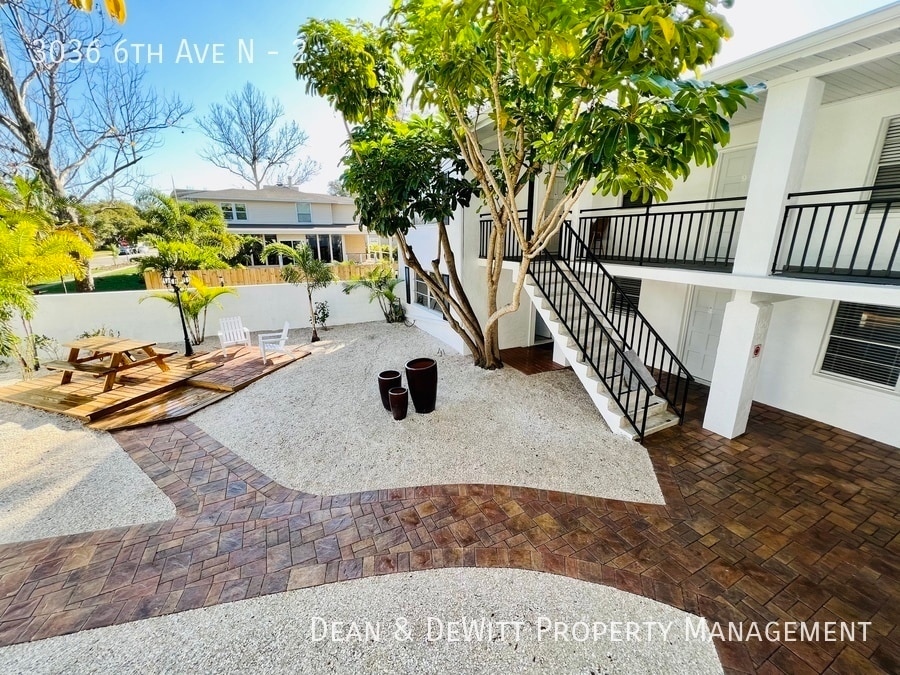 Building Photo - 2 Bed/1 Bath - Unit 2