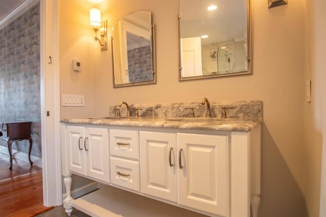 Building Photo - 267 N River Rd