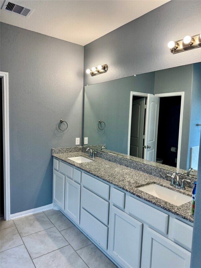 Building Photo - 13018 Laura Lake Dr