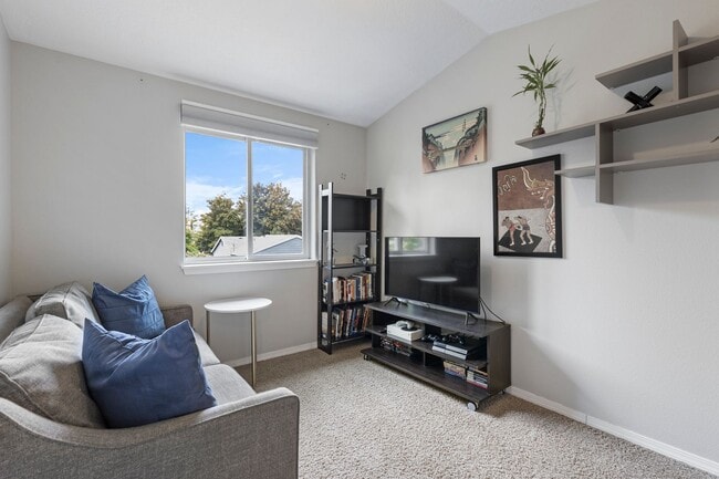 Building Photo - Lovely Row House in Kenton with Fenced Yar...