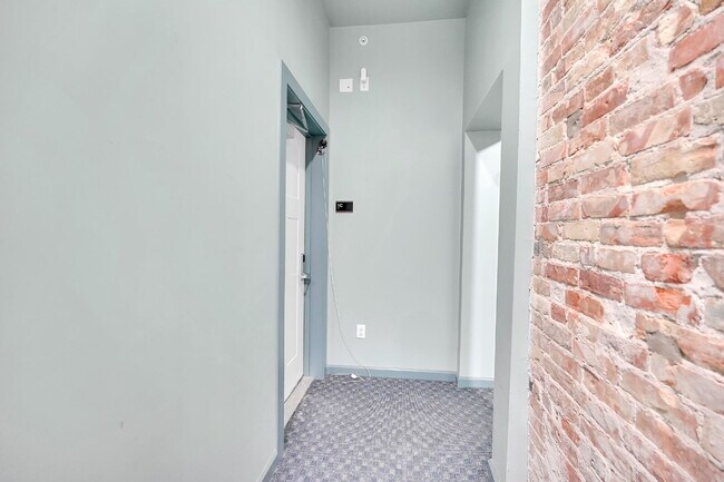 Building Photo - Furnished 2-Bedroom, 2-Bath Apartment near the Medical Campus