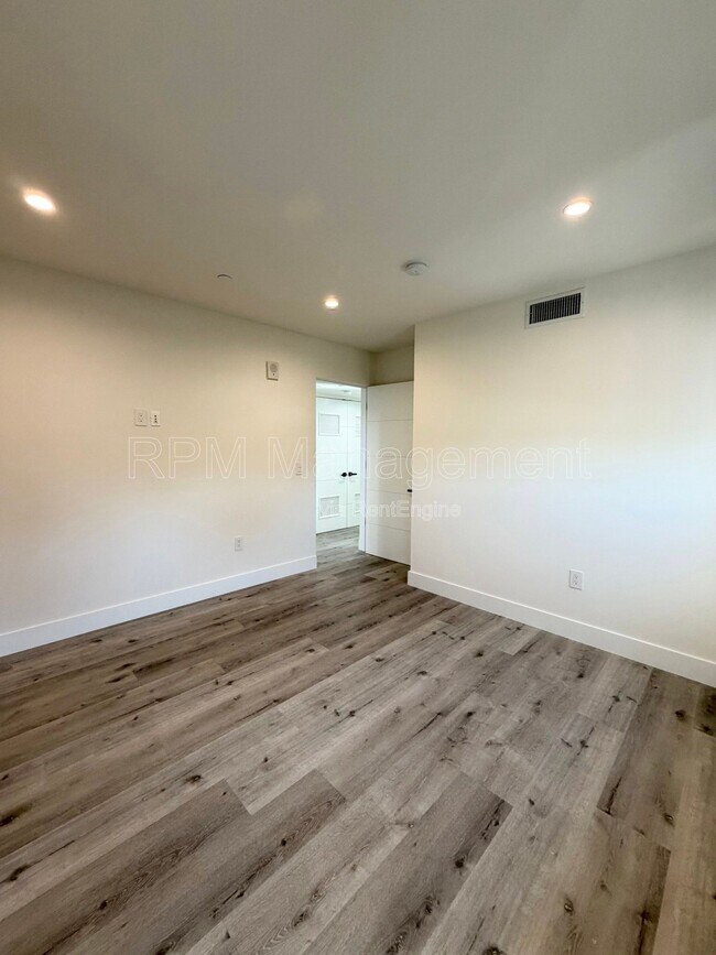 Building Photo - 5923 Laurel Canyon Blvd