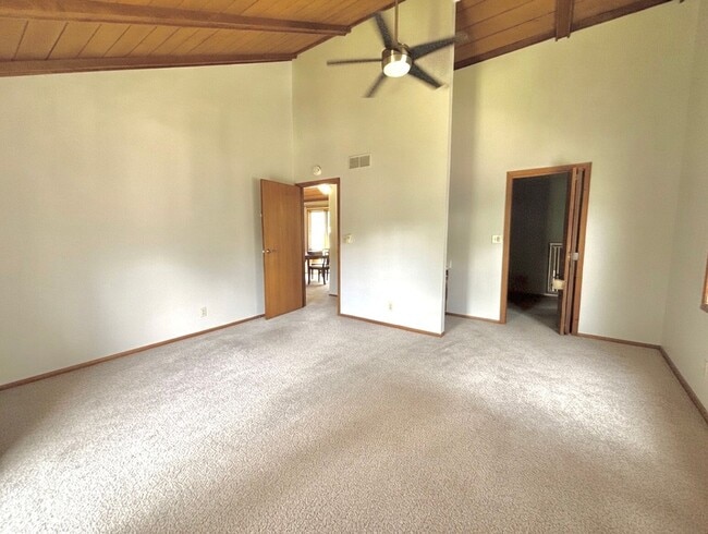 Building Photo - Entertainers dream in the heart of Eden Prairie! 3000+sf, updated, beautiful yard!!